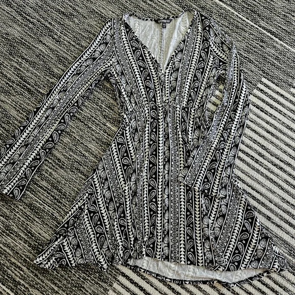 Express Brand / Black & White Dress - Picture 3 of 8